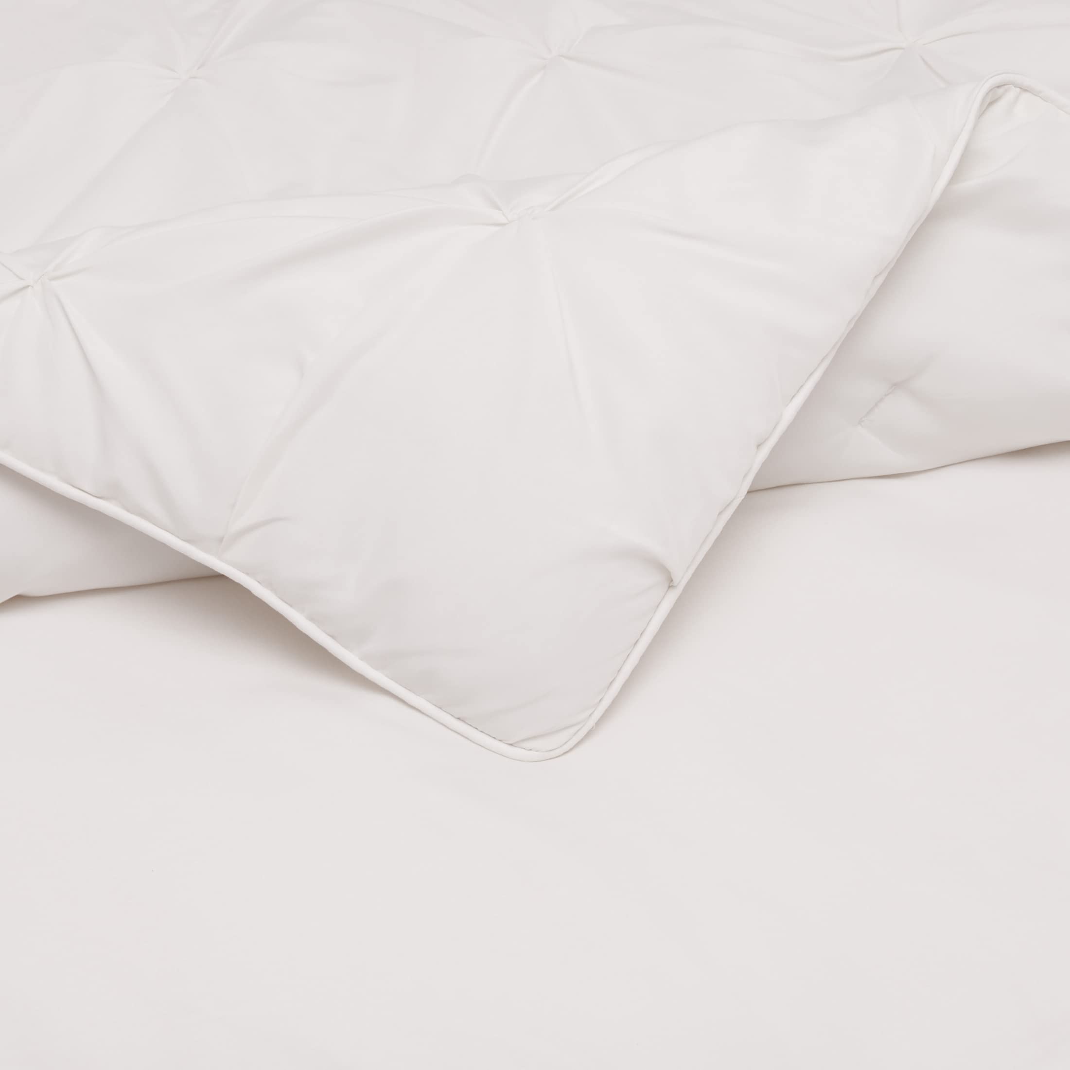 Amazon Basics Soft, Breathable Queen Size Comforter Sets, All-Season Down-Alternative 3-Piece Bedding Set, Pinch Pleat Design, Full/Queen Size, Beige