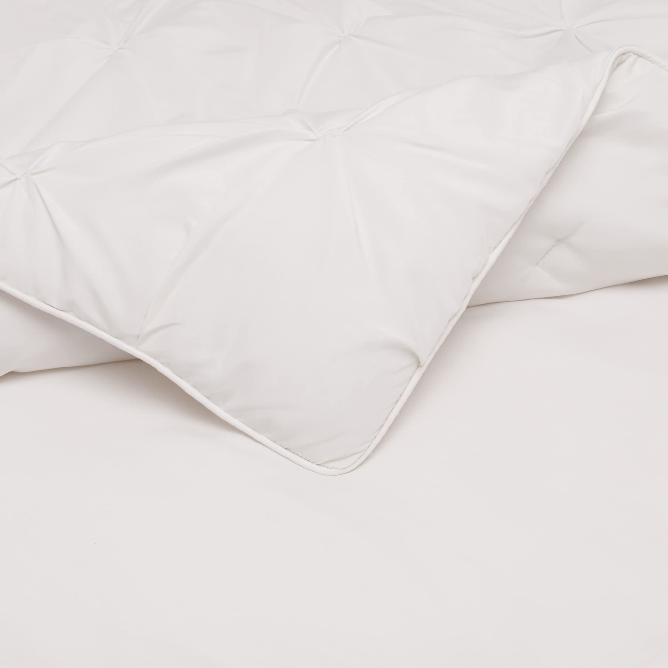 Amazon Basics Soft, Breathable Queen Size Comforter Sets, All-Season Down-Alternative 3-Piece Bedding Set, Pinch Pleat Design, Full/Queen Size, Beige