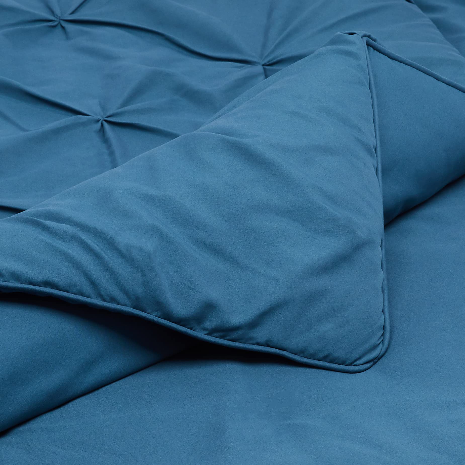 Amazon Basics Soft, Breathable Queen Size Comforter Sets, All-Season Down-Alternative 3-Piece Bedding Set, Pinch Pleat Design, Full/Queen Size, Beige