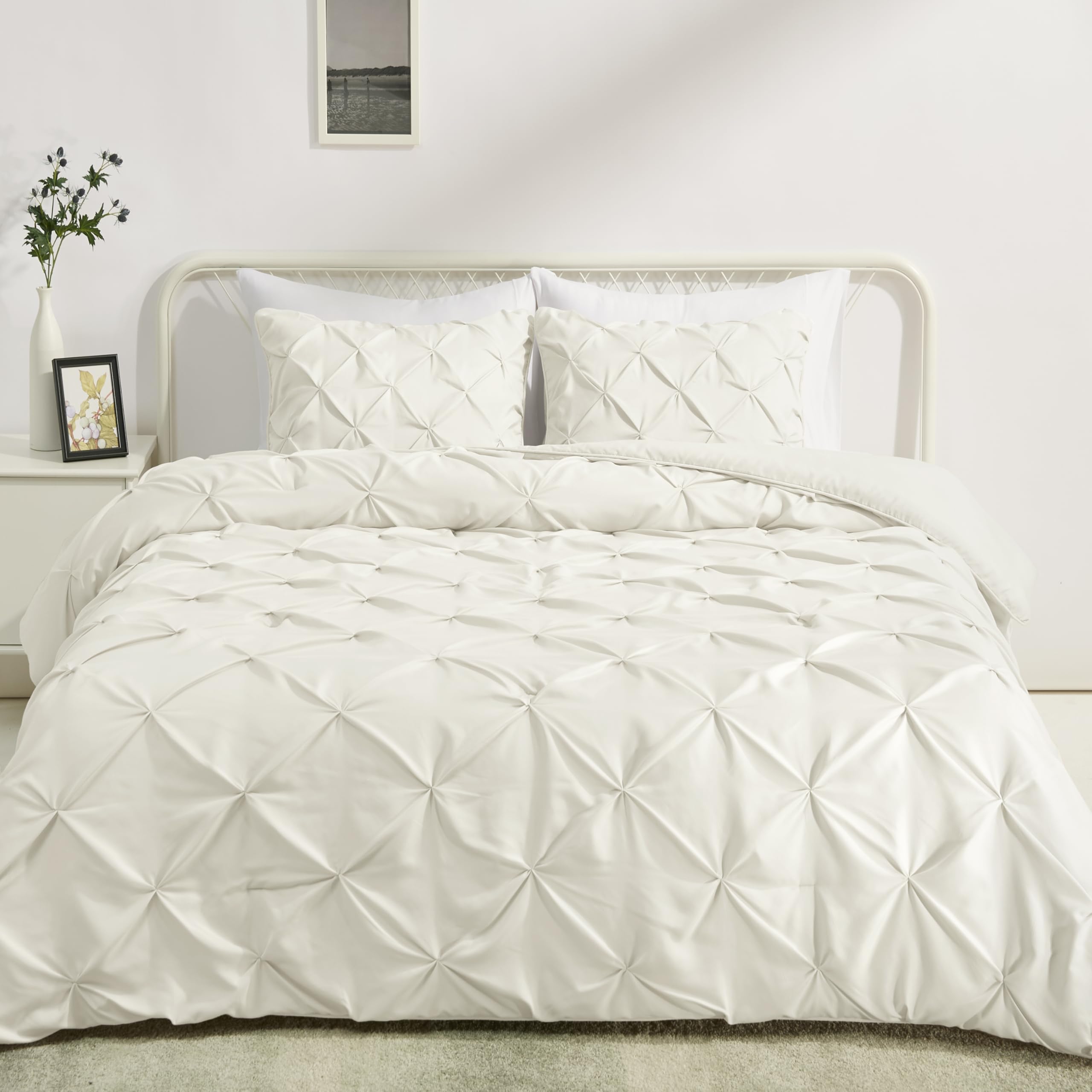 Amazon Basics Soft, Breathable Queen Size Comforter Sets, All-Season Down-Alternative 3-Piece Bedding Set, Pinch Pleat Design, Full/Queen Size, Beige